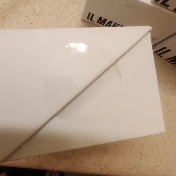 IL MAKIAGE Skincare and Body Care Set - White - Picture 3 of 3